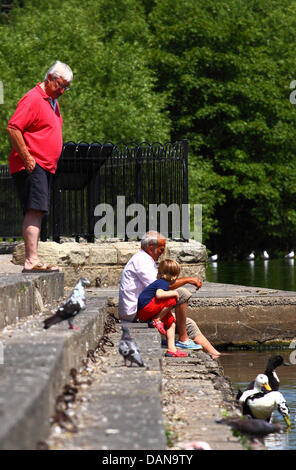 Les personnes bénéficiant de l'été soleil à Otley West Yorkshire Banque D'Images