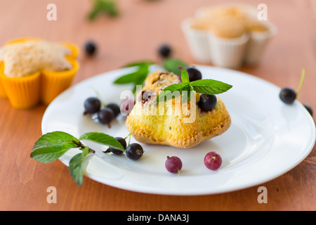 Muffins rempli de menthe décorées avec de cassis Banque D'Images
