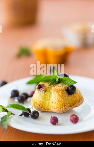 Muffins rempli de menthe décorées avec de cassis Banque D'Images