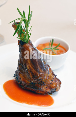 Souris d'agneau avec la sauce sur une assiette blanche Banque D'Images