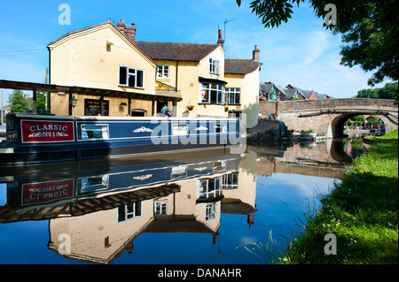 Un bateau sur le canal du canal de Shropshire Union par le bateau Inn pub, Gnosall Bridge, Staffordshire Banque D'Images