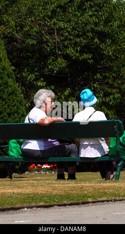 Les personnes bénéficiant de l'été soleil à Otley West Yorkshire Banque D'Images