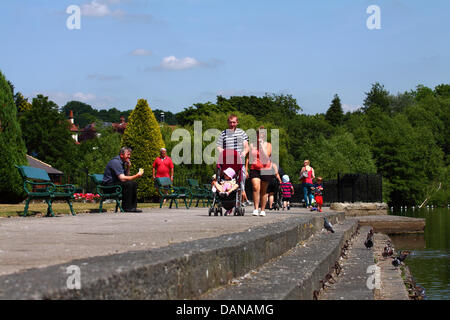 Les personnes bénéficiant de l'été soleil à Otley West Yorkshire Banque D'Images