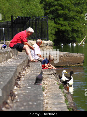 Les personnes bénéficiant de l'été soleil à Otley West Yorkshire Banque D'Images