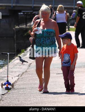 Les personnes bénéficiant de l'été soleil à Otley West Yorkshire Banque D'Images