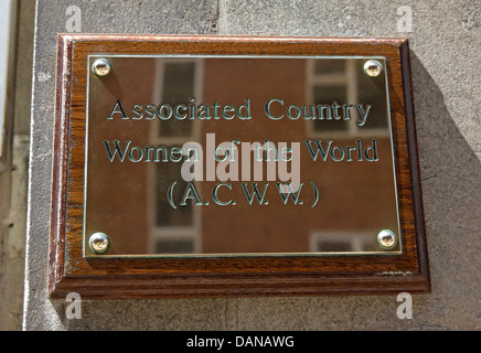 Plaque pour le nom de l'Union mondiale des femmes, ou a.c.w.w., tufton Street, Londres, Angleterre Banque D'Images