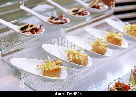 Pétoncle dans la cuillère sur la table du buffet Banque D'Images