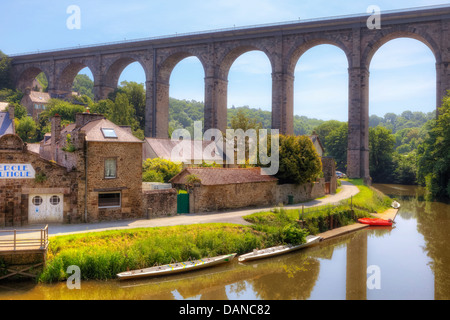 Viaduc à Dinan, Bretagne, France Banque D'Images