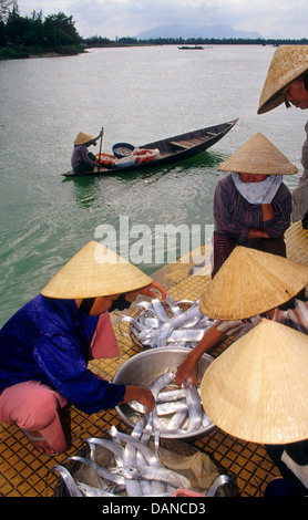 Marché aux poissons, sur les rives de la rivière Thu Bon.Hoi An.Vietnam. Banque D'Images