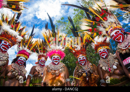 Les femmes dans un groupe de danse tribale à l'Goroka Show en Papouasie Nouvelle Guinée Banque D'Images