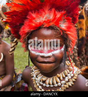 Jeune fille portant un couvre-chef en plumes rouge et collier de coquillages, Goroka show, Papouasie Nouvelle Guinée Banque D'Images