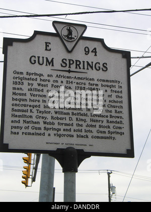 GUM SPRINGS Gum Springs, une communauté afro-américaine, orginated ici sur un 214-acre farm ont acheté en 1833 par West Ford (ca. 1785-1863), un homme libéré, menuisier, et de gestionnaire de la Mount Vernon. L'école du freedman commencé ici en 1867 à l'Église baptiste de Bethléem a encouragé l'établissement des Noirs. En 1890, le Rev. Sameul K. Taylor, William Belfield, Lovelace Brown, Hamilton Gray, Robert D. King, Henry Randall, et Nathan Webb a formé le Joint Stock Company of Gum Springs et vendu beaucoup. Gum Springs est restée une vigoureuse communauté noire. Ministère des ressources historiques, 1991 Banque D'Images