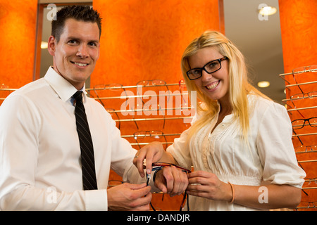 Opticien ou optométriste consulting un client sur les lunettes, les lunettes et les images d'un shop Banque D'Images