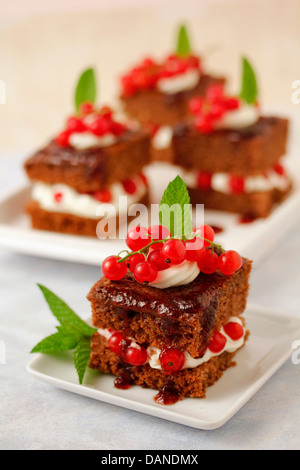 Gâteaux au chocolat avec groseilles rouges. Recette disponible. Banque D'Images