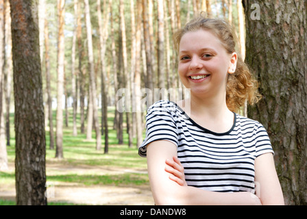 Belle fille qui sourit dans la forêt Banque D'Images