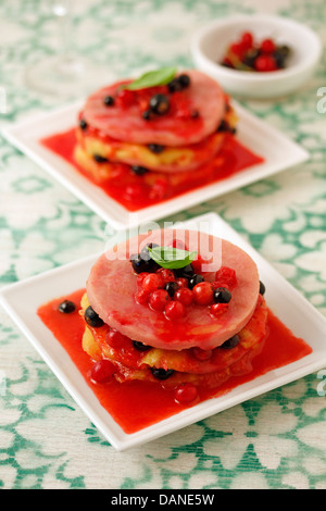 La Turquie et la tour de fruits. Recette disponible. Banque D'Images