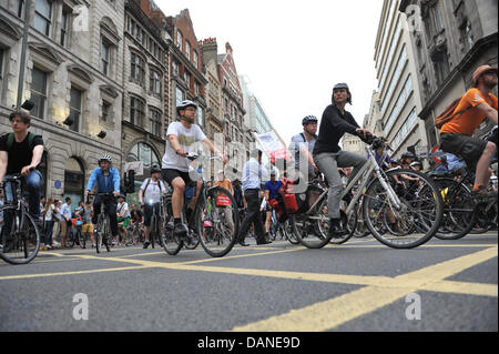 High Holborn, London, UK. 16 juillet 2013. D'autres cyclistes rendre hommage aux 40 ans homme cycliste qui est mort dans l'accident de Holborn le lundi. Crédit : Matthieu Chattle/Alamy Live News Banque D'Images