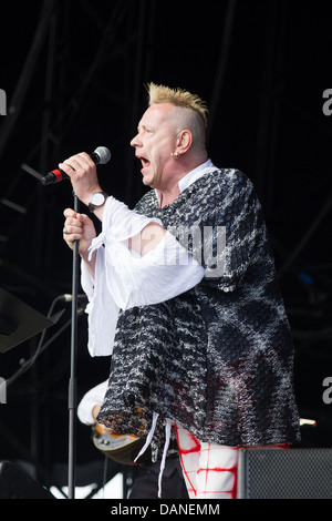 John Lydon, (Johnny Rotten), jouer avec l'image publique de punk Ltd, 2013 festival de Glastonbury, Somerset, England, UK. Banque D'Images