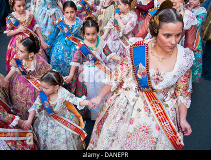 Cour d'honneur falleros en costumes traditionnels dans les rues de Valence, en Espagne, au cours de Fallas. Banque D'Images