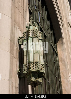 Détail lampe sur façade du bâtiment nord métropolitaine,11 Madison Avenue et East 24th Street, New York, USA Banque D'Images