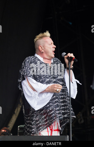 John Lydon, (Johnny Rotten), jouer avec l'image publique de punk Ltd, 2013 festival de Glastonbury, Somerset, England, UK. Banque D'Images