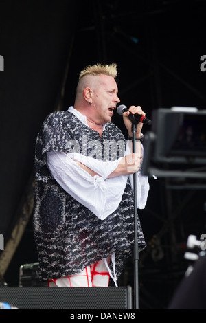 John Lydon, (Johnny Rotten), jouer avec l'image publique de punk Ltd, 2013 festival de Glastonbury, Somerset, England, UK. Banque D'Images