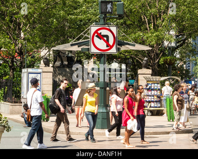 Les touristes, Herald Square Park, Broadway et 34th Street, New York, États-Unis d'Intersection Banque D'Images