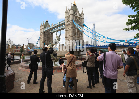 Fille avec un dauphin, Bronze, Tower Bridge, London, UK Banque D'Images