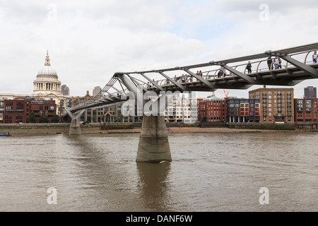 Le Millennium Bridge, officiellement connu sous le nom de passerelle du millénaire de Londres, la Cathédrale St Paul, London, UK Banque D'Images