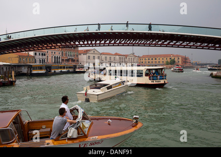 Des bateaux et des ponts à Venise Banque D'Images