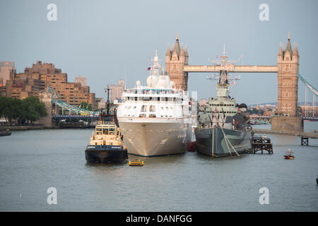 Londres, Royaume-Uni. 16 juillet 2013. Le navire de croisière enregistrée Bahaman le Silver Cloud entre dans Londres pour amarrer la nuit à côté du HMS Belfast. Le navire de 16 800 tonnes a une longueur de 157m et transporte 296 passagers. Le Tower Bridge a dû ouvrir pour elle de passer à travers. C'est en raison de quitter Londres le 17 juillet. Crédit : La Farandole Stock Photo/Alamy Live News Banque D'Images