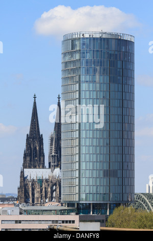 La cathédrale de Cologne Dom et KölnTriangle (autrefois également connu sous le nom de LVR-Turm) est un 103,2 mètres (339 pieds) de hauteur de bâtiment Deutz, Colo Banque D'Images