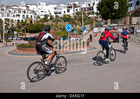 Les cyclistes sur rond-point à Frigiliana, village blanc d'Andalousie, sur la Costa del Sol, Espagne. Banque D'Images