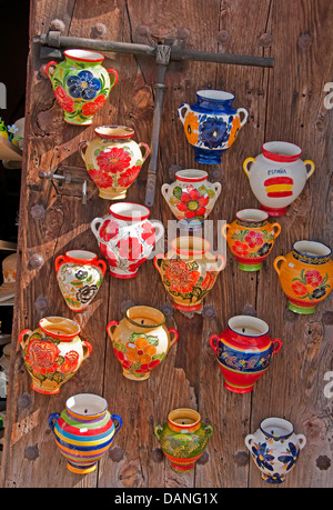 Des pots de céramique à Frigiliana village blanc d'Andalousie, sur la Costa del Sol, Espagne. Banque D'Images