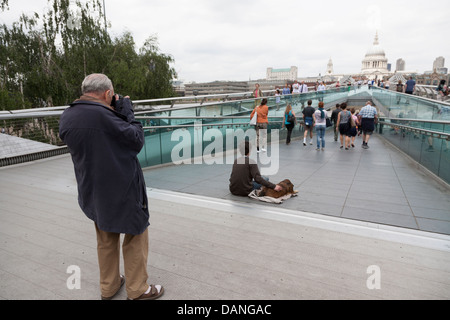 Le Millennium Bridge, officiellement connu sous le nom de passerelle du millénaire de Londres, la Cathédrale St Paul, London, UK Banque D'Images