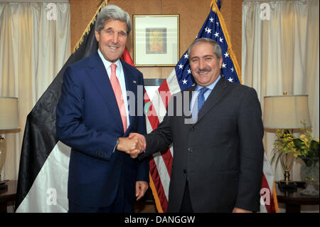 Le secrétaire d'Etat américain John Kerry, serre la main du ministre jordanien des affaires étrangères Nasser Judeh après leur réunion le 16 juillet 2013 à Amman, Jordanie. Banque D'Images