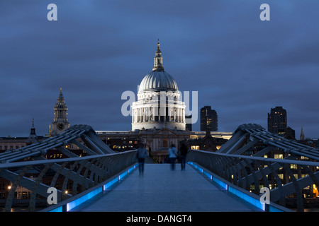 Le Millennium Bridge, officiellement connu sous le nom de passerelle du millénaire de Londres, la Cathédrale St Paul, London, UK Banque D'Images