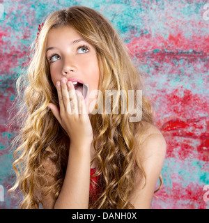 Kid girl blonde surpris les mains dans l'expression gestuelle face Banque D'Images