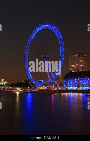 Le London Eye est une grande roue sur la rive sud de la Tamise à Londres, en Angleterre. Banque D'Images