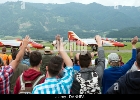 Accueillir spectateurs membres de l'équipe de voltige aérienne espagnole Patrulla Aguila à Airpower 2013 aéronautique à Zeltweg, Autriche Banque D'Images