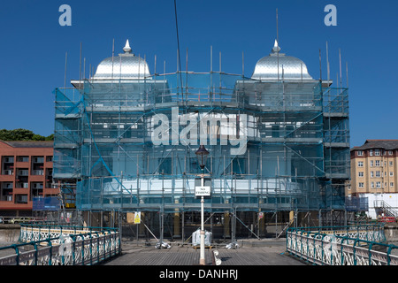 Réaménagement du pavillon avec échafaudage recouvrant le bâtiment du pavillon à l'entrée de Penarth Pier à penarth South Wales UK Banque D'Images