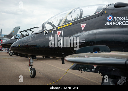 Les pilotes de BAE Hawk discuter sur l'aile d'avion à Airpower 2013 aéronautique à Zeltweg, Autriche Banque D'Images