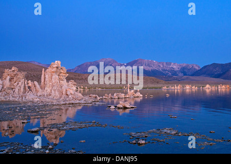 Lever du soleil à South Tufa, Mono Lake, California, United States of America Banque D'Images