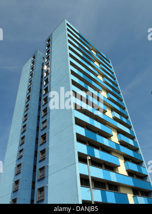 Grande ville résidentielle tower blocks West Midlands près de Wolverhampton England UK - peint en bleu et Teal Banque D'Images