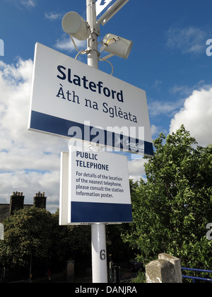 Multi-lingual sign in Slateford Gare dans Edinburgh Scotland UK Banque D'Images