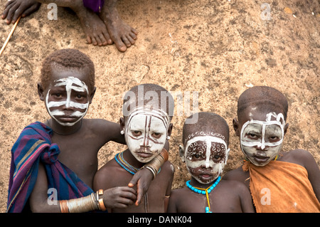 Suri (Surma) enfants avec des visages peints, Ethiopie Banque D'Images