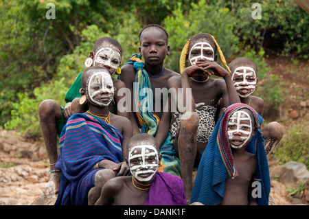 Suri (Surma) enfants avec des visages peints, Ethiopie Banque D'Images