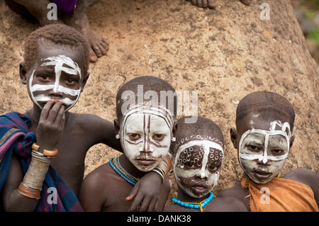 Suri (Surma) enfants avec des visages peints, Ethiopie Banque D'Images