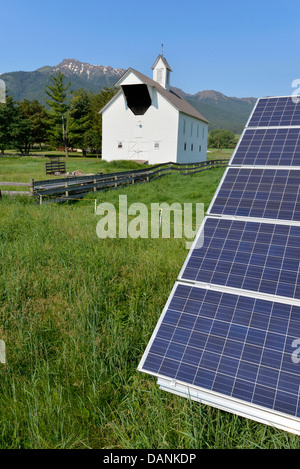 Des panneaux solaires et une grange dans une ferme de l'Oregon's Wallowa Valley. Banque D'Images