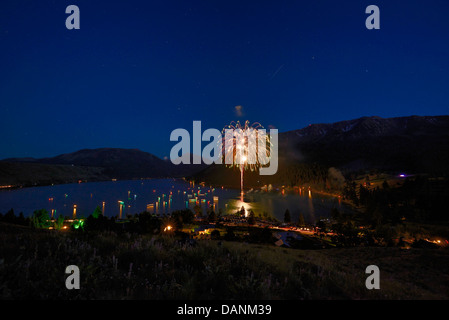 D'artifice sur la quatrième de juillet, Wallowa Lake, Oregon. Banque D'Images